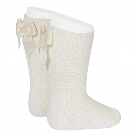 Buy Garter stitch knee high socks with bow BEIGE in the online store Condor. Made in Spain. Visit the PERLE BABY SOCKS section where you will find more colors and products that you will surely fall in love with. We invite you to take a look around our online store.