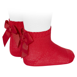 Buy Garter stitch short socks with bow RED in the online store Condor. Made in Spain. Visit the PERLE BABY SOCKS section where you will find more colors and products that you will surely fall in love with. We invite you to take a look around our online store.