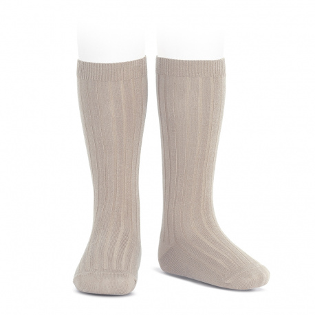 Compra Basic rib knee high socks STONE en la tienda online Condor. Fabricado en España. Visita la sección Ribbed (62 colours) donde encontrarás más colores y productos que seguro que te enamorarán. Te invitamos a darte una vuelta por nuestra tienda online.
