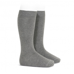 Compra Plain stitch basic knee high socks LIGHT GREY en la tienda online Condor. Fabricado en España. Visita la sección Basic (62 colours) donde encontrarás más colores y productos que seguro que te enamorarán. Te invitamos a darte una vuelta por nuestra tienda online.