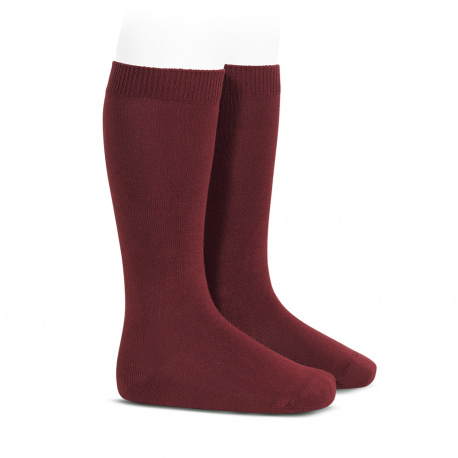 Compra Plain stitch basic knee high socks GARNET en la tienda online Condor. Fabricado en España. Visita la sección KNEE-HIGH PLAIN STITCH SOCKS donde encontrarás más colores y productos que seguro que te enamorarán. Te invitamos a darte una vuelta por nuestra tienda online.