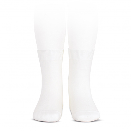Compra Plain stitch basic short socks WHITE en la tienda online Condor. Fabricado en España. Visita la sección SHORT PLAIN STITCH SOCKS donde encontrarás más colores y productos que seguro que te enamorarán. Te invitamos a darte una vuelta por nuestra tienda online.