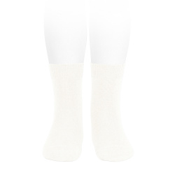 Compra Plain stitch basic short socks CREAM en la tienda online Condor. Fabricado en España. Visita la sección Basic (62 colours) donde encontrarás más colores y productos que seguro que te enamorarán. Te invitamos a darte una vuelta por nuestra tienda online.