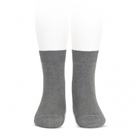 Compra Plain stitch basic short socks LIGHT GREY en la tienda online Condor. Fabricado en España. Visita la sección Basic (62 colours) donde encontrarás más colores y productos que seguro que te enamorarán. Te invitamos a darte una vuelta por nuestra tienda online.