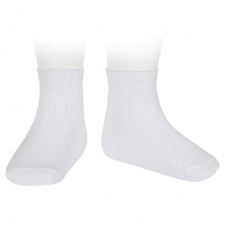 Compra Plain stitch short socks WHITE en la tienda online Condor. Fabricado en España. Visita la sección SCHOOL SPECIAL SOCKS donde encontrarás más colores y productos que seguro que te enamorarán. Te invitamos a darte una vuelta por nuestra tienda online.