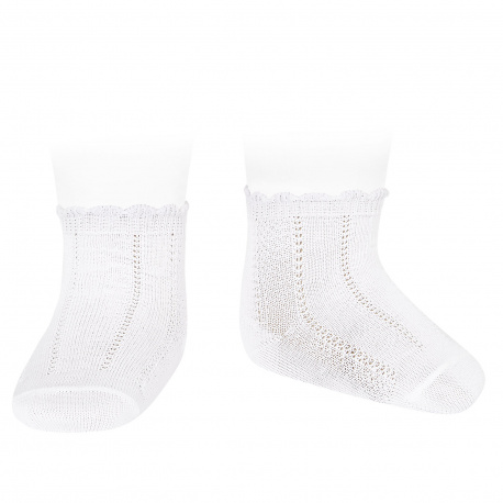 Buy Pattern short socks WHITE in the online store Condor. Made in Spain. Visit the SPRING COTON BASIC BABY SOCKS section where you will find more colors and products that you will surely fall in love with. We invite you to take a look around our online store.
