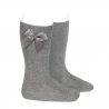 Compra Knee-high socks with grossgrain side bow LIGHT GREY en la tienda online Condor. Fabricado en España. Visita la sección GROSGRAIN BOW SOCKS donde encontrarás más colores y productos que seguro que te enamorarán. Te invitamos a darte una vuelta por nuestra tienda online.