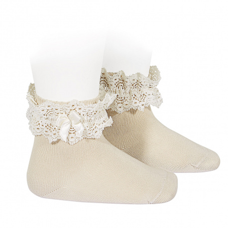 Buy Lace trim short socks with bow LINEN in the online store Condor. Made in Spain. Visit the LACE AND TULLE SOCKS section where you will find more colors and products that you will surely fall in love with. We invite you to take a look around our online store.