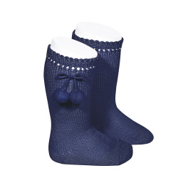 Compra Perle knee high socks with pompoms NAVY BLUE en la tienda online Condor. Fabricado en España. Visita la sección Perlé with pompoms donde encontrarás más colores y productos que seguro que te enamorarán. Te invitamos a darte una vuelta por nuestra tienda online.
