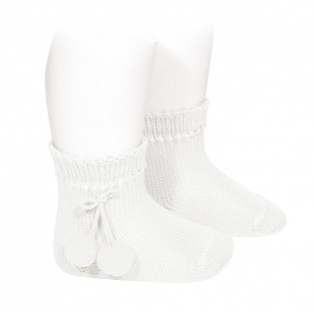 Compra Perle short socks with pompoms WHITE en la tienda online Condor. Fabricado en España. Visita la sección POMPOM BABY SOCKS donde encontrarás más colores y productos que seguro que te enamorarán. Te invitamos a darte una vuelta por nuestra tienda online.