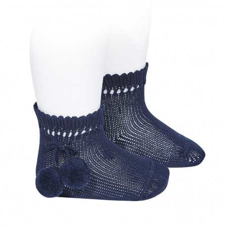 Compra Perle short socks with pompoms NAVY BLUE en la tienda online Condor. Fabricado en España. Visita la sección POMPOM BABY SOCKS donde encontrarás más colores y productos que seguro que te enamorarán. Te invitamos a darte una vuelta por nuestra tienda online.