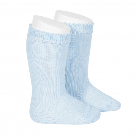 Compra Calcetines altos perlé AZUL BEBE en la tienda online Condor. Fabricado en España. Visita la sección CALCETINES DE PERLÉ BEBÉ donde encontrarás más colores y productos que seguro que te enamorarán. Te invitamos a darte una vuelta por nuestra tienda online.