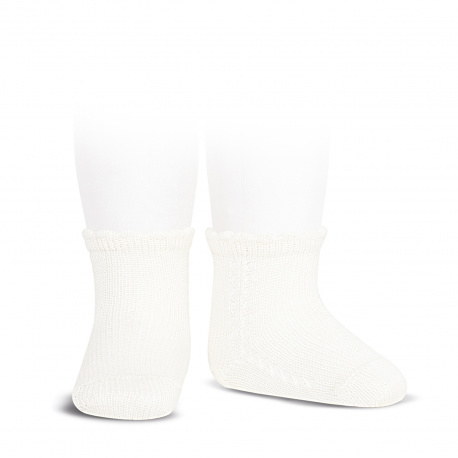 Compra Perle side openwork short socks CREAM en la tienda online Condor. Fabricado en España. Visita la sección BABY SPIKE OPENWORK SOCKS donde encontrarás más colores y productos que seguro que te enamorarán. Te invitamos a darte una vuelta por nuestra tienda online.