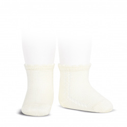 Compra Perle side openwork short socks BEIGE en la tienda online Condor. Fabricado en España. Visita la sección SHORT donde encontrarás más colores y productos que seguro que te enamorarán. Te invitamos a darte una vuelta por nuestra tienda online.