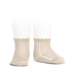 Compra Perle side openwork short socks LINEN en la tienda online Condor. Fabricado en España. Visita la sección SOCKS donde encontrarás más colores y productos que seguro que te enamorarán. Te invitamos a darte una vuelta por nuestra tienda online.