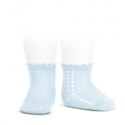 Compra Perle side openwork short socks BABY BLUE en la tienda online Condor. Fabricado en España. Visita la sección SHORT donde encontrarás más colores y productos que seguro que te enamorarán. Te invitamos a darte una vuelta por nuestra tienda online.
