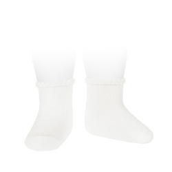 Compra Short socks with patterned cuff WHITE en la tienda online Condor. Fabricado en España. Visita la sección WARM COTTON BASIC BABY SOCKS donde encontrarás más colores y productos que seguro que te enamorarán. Te invitamos a darte una vuelta por nuestra tienda online.