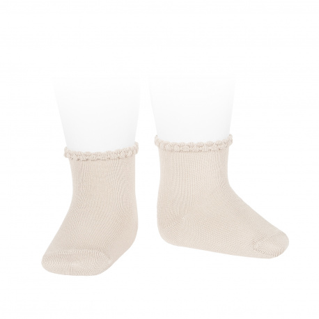 Compra Short socks with patterned cuff LINEN en la tienda online Condor. Fabricado en España. Visita la sección WARM COTTON BASIC BABY SOCKS donde encontrarás más colores y productos que seguro que te enamorarán. Te invitamos a darte una vuelta por nuestra tienda online.