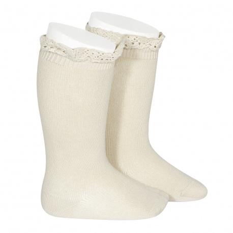 Compra Knee socks with lace edging socks LINEN en la tienda online Condor. Fabricado en España. Visita la sección LACE TRIM SOCKS donde encontrarás más colores y productos que seguro que te enamorarán. Te invitamos a darte una vuelta por nuestra tienda online.
