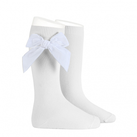 Compra Side velvet bow knee-high socks WHITE en la tienda online Condor. Fabricado en España. Visita la sección VELVET BOW SOCKS donde encontrarás más colores y productos que seguro que te enamorarán. Te invitamos a darte una vuelta por nuestra tienda online.