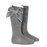 Buy Side velvet bow knee-high socks LIGHT GREY in the online store Condor. Made in Spain. Visit the VELVET BOW SOCKS section where you will find more colors and products that you will surely fall in love with. We invite you to take a look around our online store.