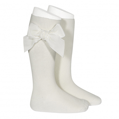 Compra Side velvet bow knee-high socks BEIGE en la tienda online Condor. Fabricado en España. Visita la sección VELVET BOW SOCKS donde encontrarás más colores y productos que seguro que te enamorarán. Te invitamos a darte una vuelta por nuestra tienda online.