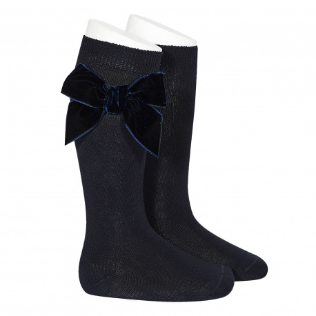Compra Side velvet bow knee-high socks NAVY BLUE en la tienda online Condor. Fabricado en España. Visita la sección VELVET BOW SOCKS donde encontrarás más colores y productos que seguro que te enamorarán. Te invitamos a darte una vuelta por nuestra tienda online.