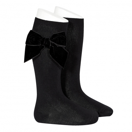 Compra Side velvet bow knee-high socks BLACK en la tienda online Condor. Fabricado en España. Visita la sección VELVET BOW SOCKS donde encontrarás más colores y productos que seguro que te enamorarán. Te invitamos a darte una vuelta por nuestra tienda online.