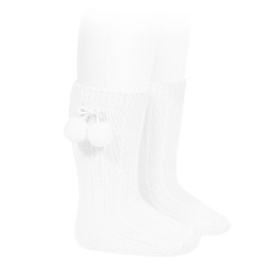 Compra Warm cotton rib knee-high socks with pompoms WHITE en la tienda online Condor. Fabricado en España. Visita la sección With pompoms warm donde encontrarás más colores y productos que seguro que te enamorarán. Te invitamos a darte una vuelta por nuestra tienda online.