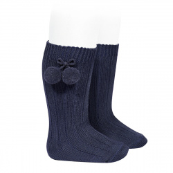 Compra Warm cotton rib knee-high socks with pompoms NAVY BLUE en la tienda online Condor. Fabricado en España. Visita la sección With pompoms warm donde encontrarás más colores y productos que seguro que te enamorarán. Te invitamos a darte una vuelta por nuestra tienda online.