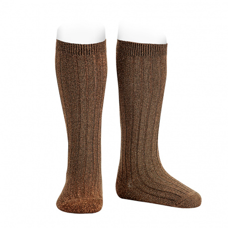Compra Bright rib knee-high socks BROWN en la tienda online Condor. Fabricado en España. Visita la sección SALES donde encontrarás más colores y productos que seguro que te enamorarán. Te invitamos a darte una vuelta por nuestra tienda online.