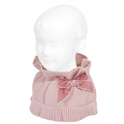 Buy Garter stitch snood scarf with big velvet bow PALE PINK in the online store Condor. Made in Spain. Visit the ACCESSORIES FOR KIDS section where you will find more colors and products that you will surely fall in love with. We invite you to take a look around our online store.