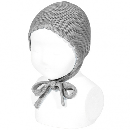 Buy the Garter sttich classic bonnet LIGHT GREY made of 100% cotton. Available in a wide variety of colors that match the Condor tights, socks, long cardigans and short cardigan jackets, boleros for girls. Available for babies, both for boys and girls. They are unisex. Discover more models in the BONNETS section.