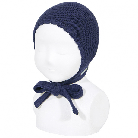 Buy the Garter sttich classic bonnet NAVY BLUE made of 100% cotton. Available in a wide variety of colors that match the Condor tights, socks, long cardigans and short cardigan jackets, boleros for girls. Available for babies, both for boys and girls. They are unisex. Discover more models in the BONNETS section.