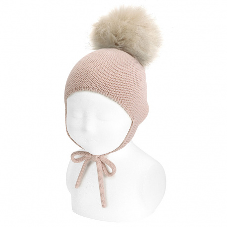Buy Merino blend knit hat,earflaps and faux fur pompom NUDE in the online store Condor. Made in Spain. Visit the ACCESSORIES FOR BABY section where you will find more colors and products that you will surely fall in love with. We invite you to take a look around our online store.