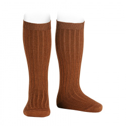 Compra Calcetines altos canalé mezcla lana merino CHOCOLATE en la tienda online Condor. Fabricado en España. Visita la sección CALCETINES BÁSICOS LANA BEBÉ donde encontrarás más colores y productos que seguro que te enamorarán. Te invitamos a darte una vuelta por nuestra tienda online.