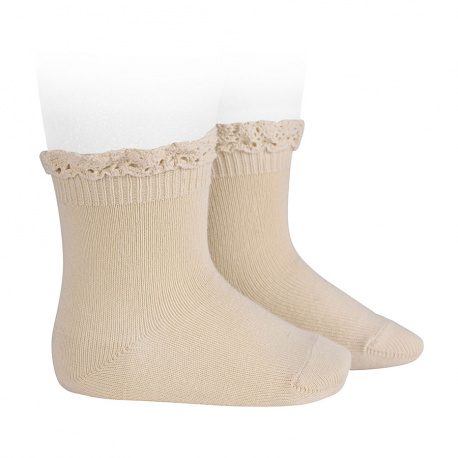 Compra Short socks with lace edging cuff LINEN en la tienda online Condor. Fabricado en España. Visita la sección LACE TRIM SOCKS donde encontrarás más colores y productos que seguro que te enamorarán. Te invitamos a darte una vuelta por nuestra tienda online.