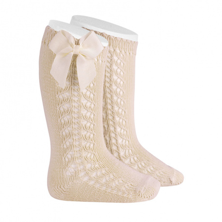 Compra Side openwork warm cotton knee socks with bow LINEN en la tienda online Condor. Fabricado en España. Visita la sección WARM OPENWORK BABY SOCKS donde encontrarás más colores y productos que seguro que te enamorarán. Te invitamos a darte una vuelta por nuestra tienda online.