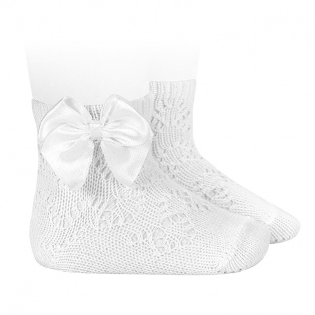 Compra Perle geometric openwork short socks satin bow WHITE en la tienda online Condor. Fabricado en España. Visita la sección BABY ELASTIC OPENWORK SOCKS donde encontrarás más colores y productos que seguro que te enamorarán. Te invitamos a darte una vuelta por nuestra tienda online.