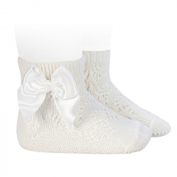 Compra Perle geometric openwork short socks satin bow CREAM en la tienda online Condor. Fabricado en España. Visita la sección BABY ELASTIC OPENWORK SOCKS donde encontrarás más colores y productos que seguro que te enamorarán. Te invitamos a darte una vuelta por nuestra tienda online.