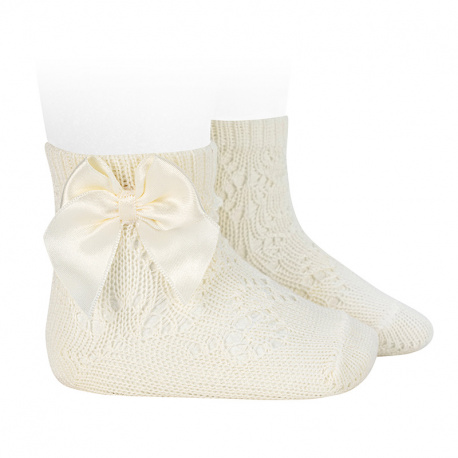 Buy Perle geometric openwork short socks satin bow BEIGE in the online store Condor. Made in Spain. Visit the BABY ELASTIC OPENWORK SOCKS section where you will find more colors and products that you will surely fall in love with. We invite you to take a look around our online store.