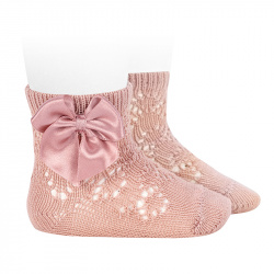 Buy Perle geometric openwotk short socks satin bow OLD ROSE in the online store Condor. Made in Spain. Visit the BABY ELASTIC OPENWORK SOCKS section where you will find more colors and products that you will surely fall in love with. We invite you to take a look around our online store.