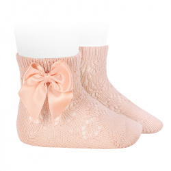 Buy Perle geometric openwork short socks satin bow NUDE in the online store Condor. Made in Spain. Visit the BABY ELASTIC OPENWORK SOCKS section where you will find more colors and products that you will surely fall in love with. We invite you to take a look around our online store.