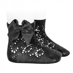 Buy Perle geometric openwork short socks satin bow BLACK in the online store Condor. Made in Spain. Visit the BABY ELASTIC OPENWORK SOCKS section where you will find more colors and products that you will surely fall in love with. We invite you to take a look around our online store.