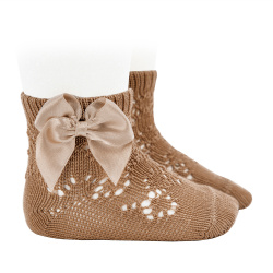 Compra Perle geometric openwotk short socks satin bow CAMEL en la tienda online Condor. Fabricado en España. Visita la sección SOCKS donde encontrarás más colores y productos que seguro que te enamorarán. Te invitamos a darte una vuelta por nuestra tienda online.