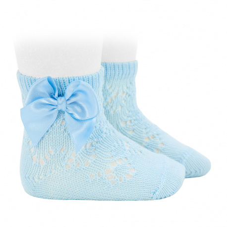Buy Perle geometric openwork short socks satin bow BABY BLUE in the online store Condor. Made in Spain. Visit the BABY ELASTIC OPENWORK SOCKS section where you will find more colors and products that you will surely fall in love with. We invite you to take a look around our online store.