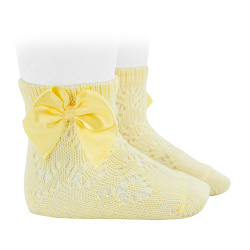Buy Perle openwork short socks satin bow BUTTER in the online store Condor. Made in Spain. Visit the BABY ELASTIC OPENWORK SOCKS section where you will find more colors and products that you will surely fall in love with. We invite you to take a look around our online store.