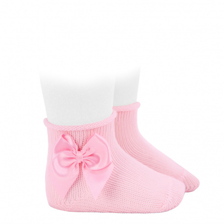 Buy Perle baby booties with satin bow and rolled cuff PINK in the online store Condor. Made in Spain. Visit the PERLE BABY SOCKS section where you will find more colors and products that you will surely fall in love with. We invite you to take a look around our online store.