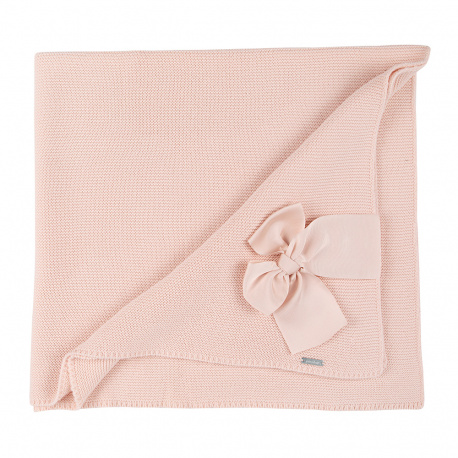 Buy the Garter stitch shawl with large grossgrain bow NUDE made of 100% cotton. Exclusive garment from our newborn collection. Enveloping design in soft point that offers comfort to the baby in his moments of rest. Available in various colors that match condor tights, baby tights, socks and cardigans. Designed in Barcelona, ​​made in Spain. {default_category}. Very comfortable and high quality Condor. Within SPRING KNITWEAR, you will also find other types of clothing that you can match with Garter stitch shawl with large grossgrain bow NUDE. We recommend you take a tour of our online store.