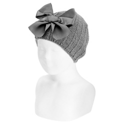Compra Garter stitch knit hat with giant bow LIGHT GREY en la tienda online Condor. Fabricado en España. Visita la sección Accessories for kids donde encontrarás más colores y productos que seguro que te enamorarán. Te invitamos a darte una vuelta por nuestra tienda online.